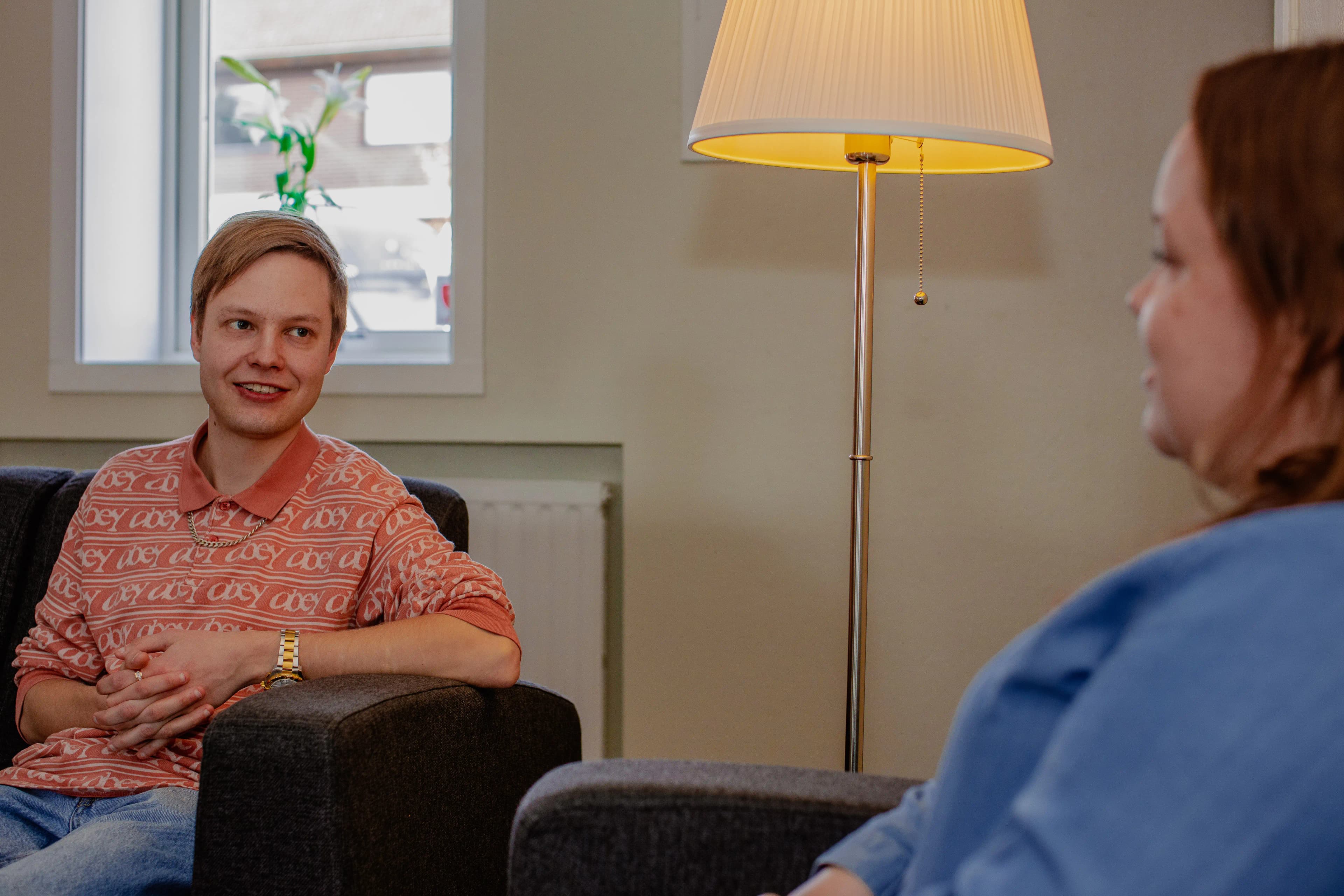 Jatta Kunnari rauhallisessa sisätilassa.